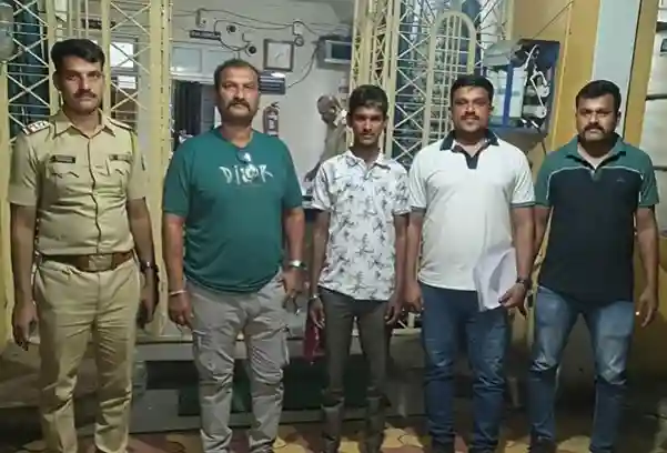 Santacruz Police Arrest Drug Peddler સાંતાક્રુઝ પોલીસની મોટી સફળતા NDPS કેસમાં ૧૩ વર્ષથી ફરાર મોસ્ટ વોન્ટેડ ડ્રગ્સ પેડલરને ધારાશિવમાંથી દબોચ્યો