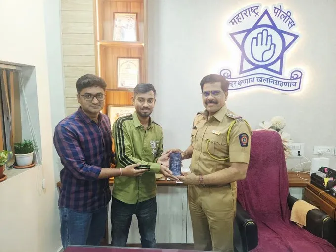 Thane Narpoli Police Recover Lost iPhone નારપોલી પોલીસની પ્રશંસનીય કામગીરી ભિવંડીમાંથી ગુમ થયેલો ₹૧.૯૦ લાખનો પ્રીમિયમ iPhone ગણતરીના કલાકોમાં શોધી માલિકને સોંપ્યો