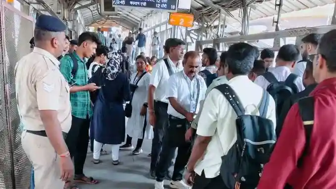 Thane Railway Ticket Checking Drive થાણે રેલવે સ્ટેશન પર રેલવેની મેગા ટિકિટ ચેકિંગ ડ્રાઈવ ૬૫૭ વગર ટિકિટના પ્રવાસીઓ ઝડપાયા, ₹૩.૭૯ લાખથી વધુનો દંડ વસૂલાયો