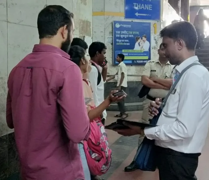 Vashi Station Surprise Ticket Checking Drive વાશી સ્ટેશન પર રેલવેની આકસ્મિક ટિકિટ ચેકિંગ ડ્રાઇવ ૨૬૩ મુસાફરો દંડાયા, પ્રશાસને ₹૧.૨૬ લાખથી વધુનો દંડ વસૂલ્યો